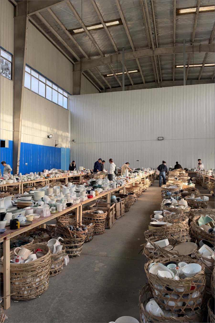 This Baoshan Warehouse Sells Ceramics for 5rmb per 500g. Bring Your Patience.