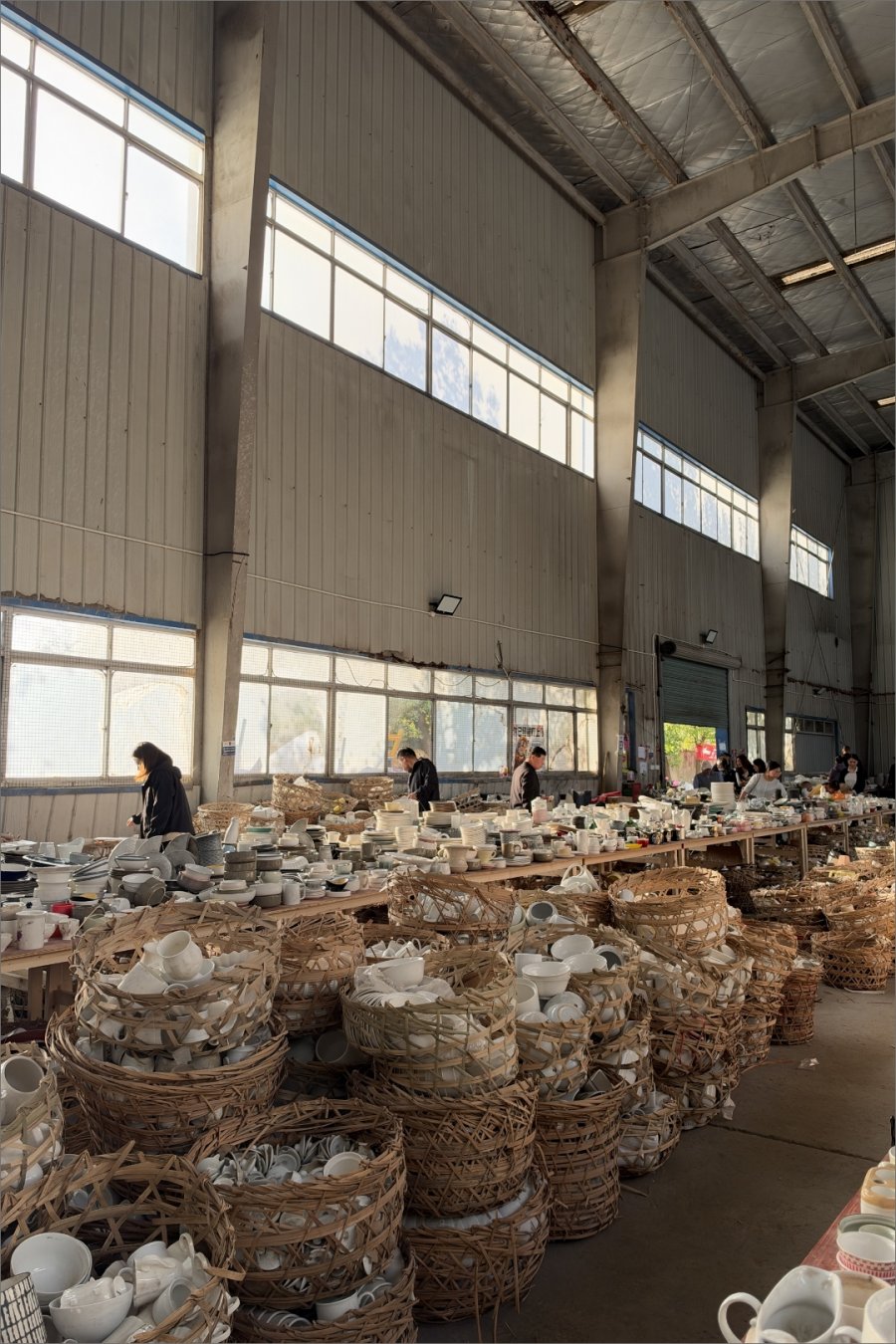 This Baoshan Warehouse Sells Ceramics for 5rmb per 500g. Bring Your Patience.