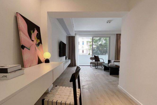 1BR Apartment in Xujiahui with Floor-to-Ceiling Windows (L4)