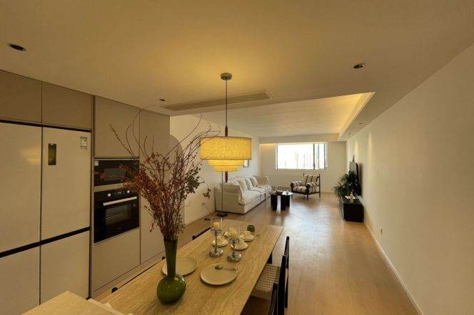 High-Floor 4BR Apartment near Zhongshan Park with Outstanding View