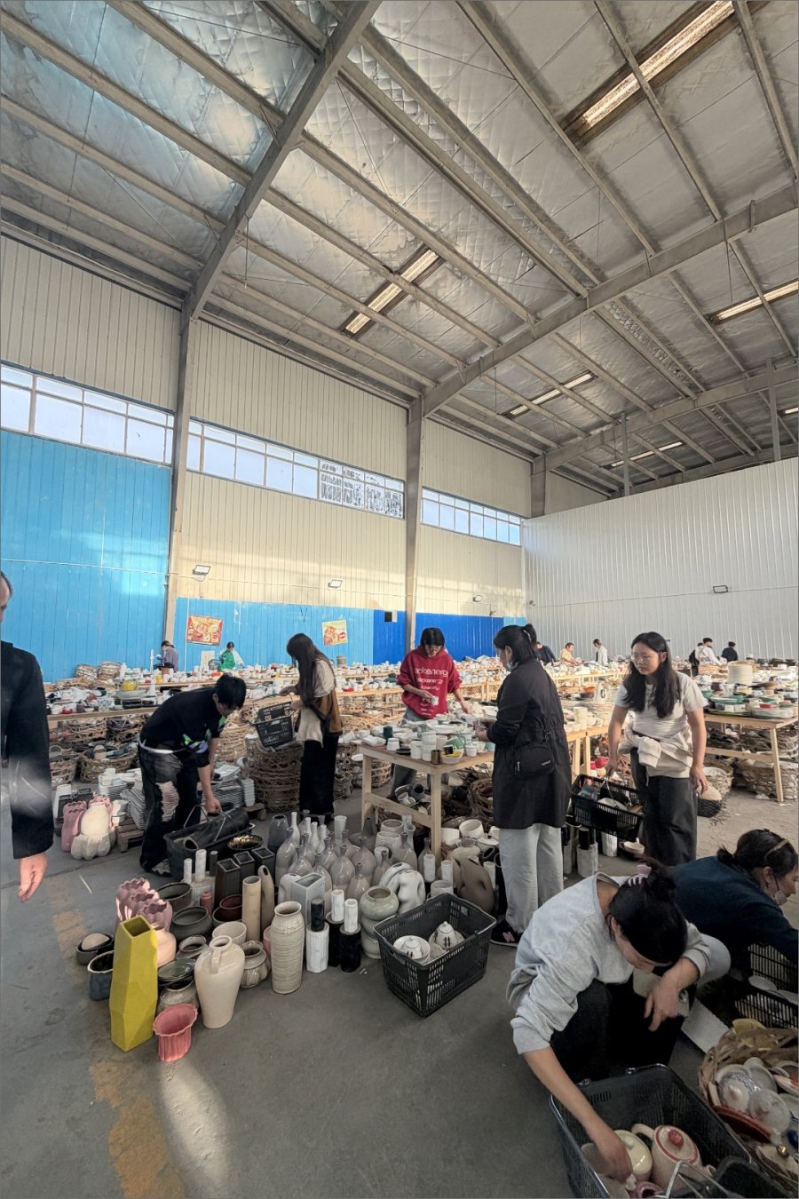 This Baoshan Warehouse Sells Ceramics for 5rmb per 500g. Bring Your Patience.
