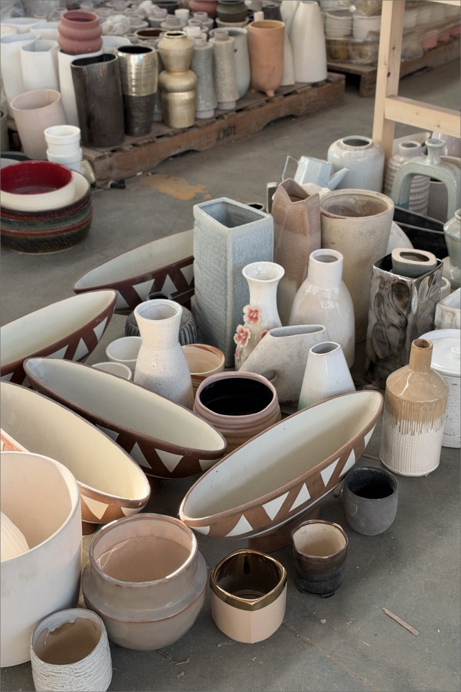This Baoshan Warehouse Sells Ceramics for 5rmb per 500g. Bring Your Patience.