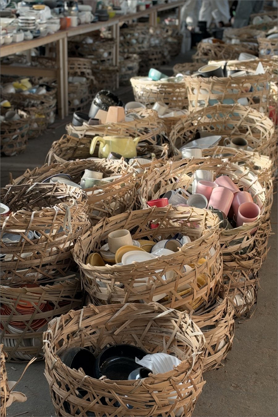 This Baoshan Warehouse Sells Ceramics for 5rmb per 500g. Bring Your Patience.