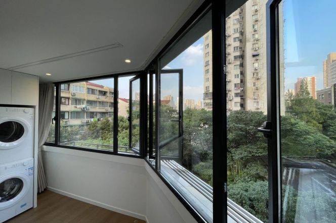 Spacious 1BR Apartment in Jing'an with Green View (L7)