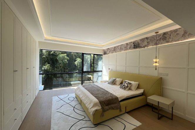 Spacious 4BR Villa with Floor-to-Ceiling Windows