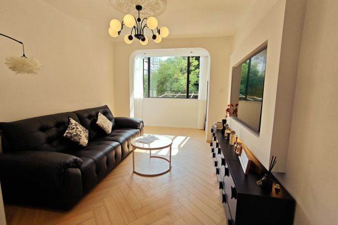 2BR Apartment in Gubei with Green View