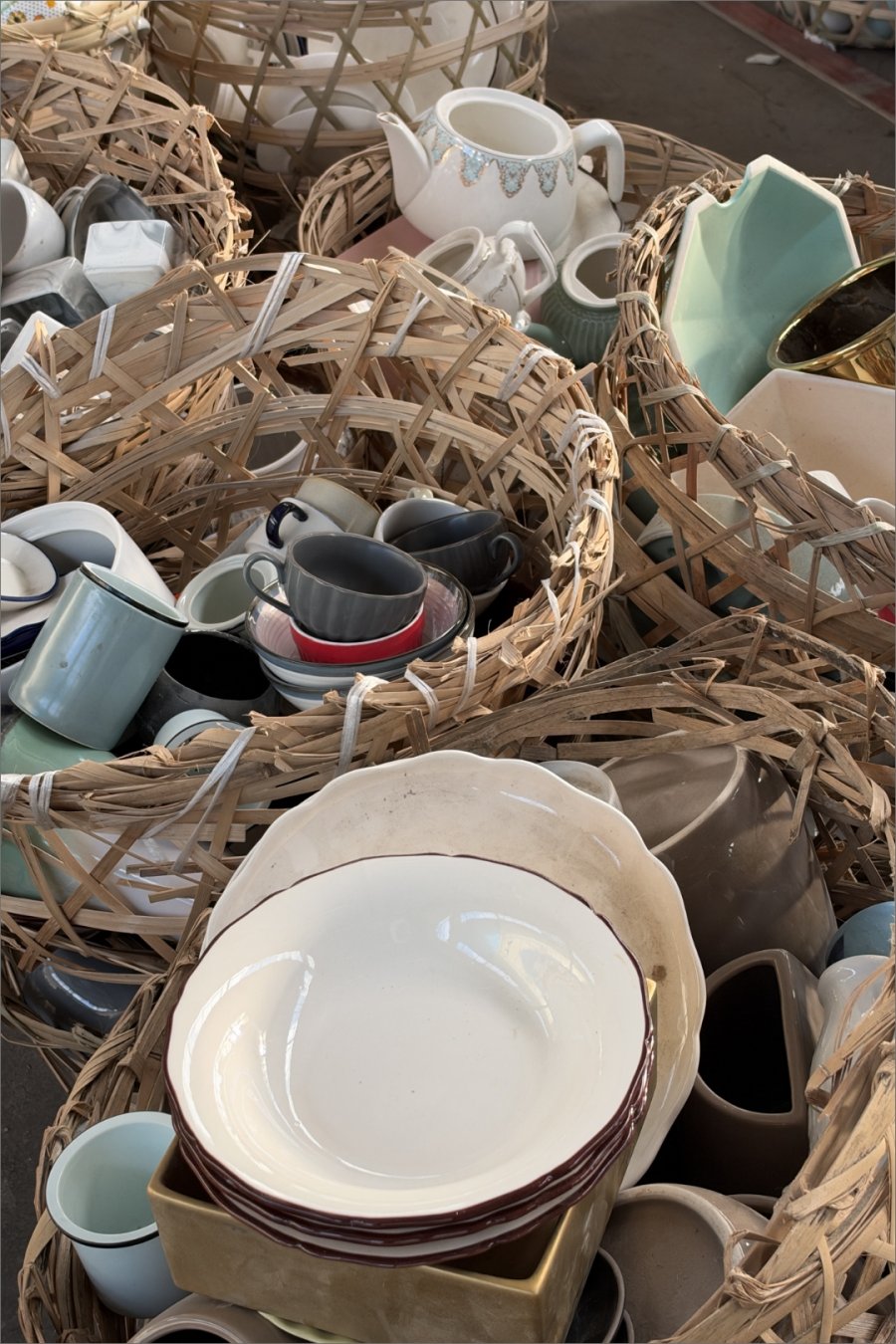 This Baoshan Warehouse Sells Ceramics for 5rmb per 500g. Bring Your Patience.