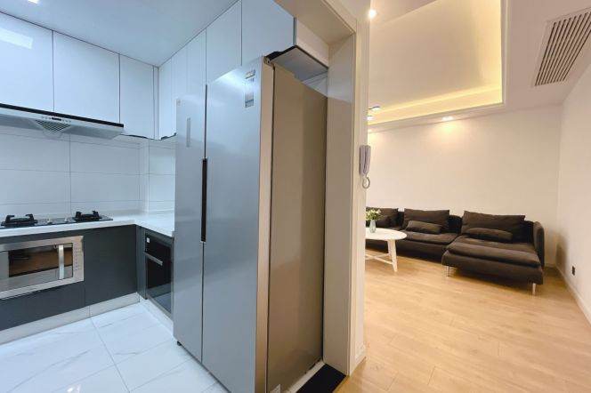 High-Floor Spacious Studio Apartment in Jing'an