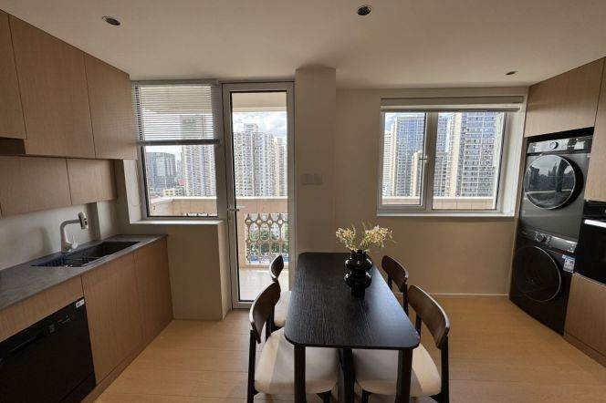 Spacious 2BR Apartment near Caoyang Road Metro