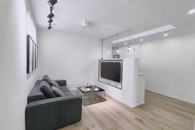 High-Floor 2BR Apartment near Caobao Rd Metro (L1/L12)