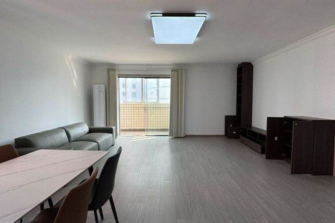 Spacious 2BR Apartment in Jing'an (L2/L11)
