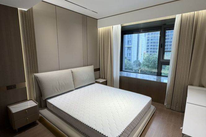 4BR Apartment in Jing'an with Green View