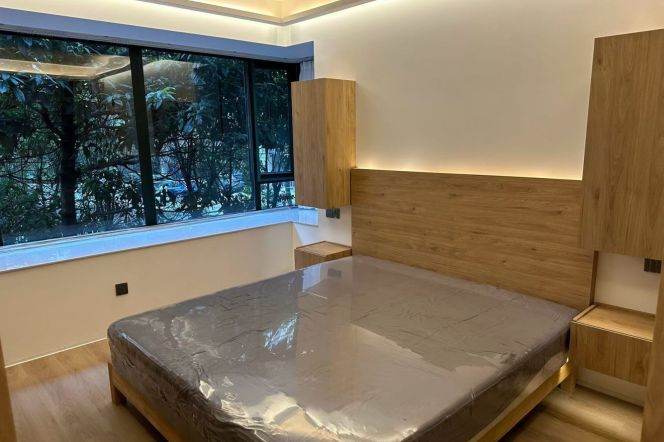 4BR Apartment in Jing'an with Green View (L13/L14)
