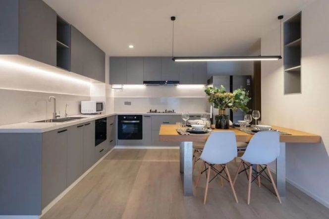 High-Ceiling 3BR Apartment at The Courtyards with Floor-to-Ceiling Windows