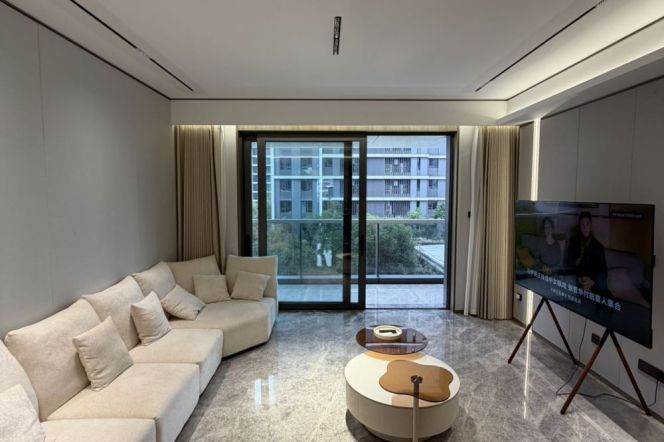 4BR Apartment in Jing'an with Green View