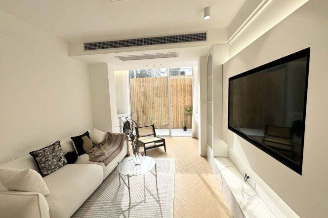 1BR Apartment near Zhongshan Park with Terrace (L2/L11)
