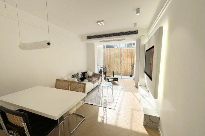 1BR Apartment near Zhongshan Park with Terrace (L2/L11)