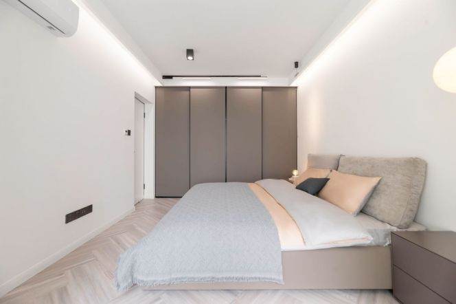 High-Floor 2BR Apartment at Top Of City (L13)