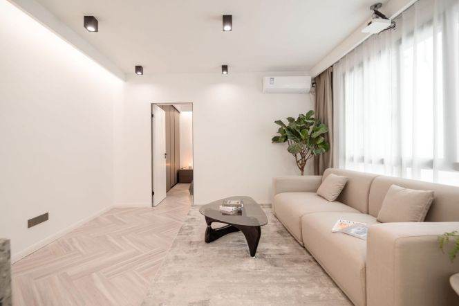 High-Floor 2BR Apartment at Top Of City (L13)