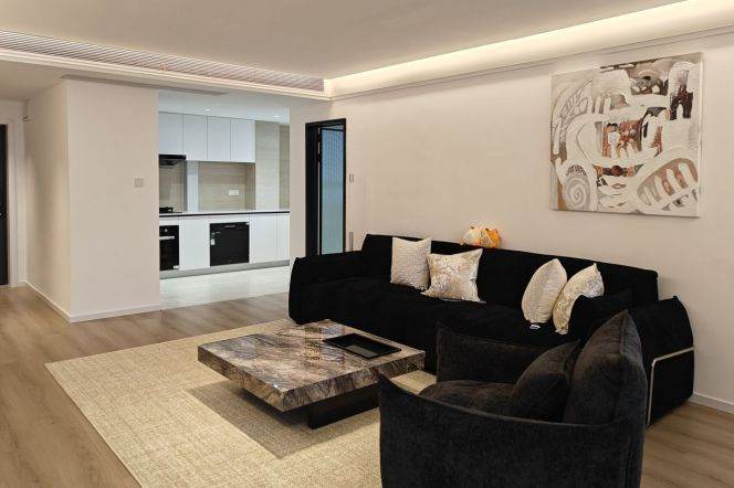High-Floor 3BR Apartment near Caoyang Road Metro with Outstanding View