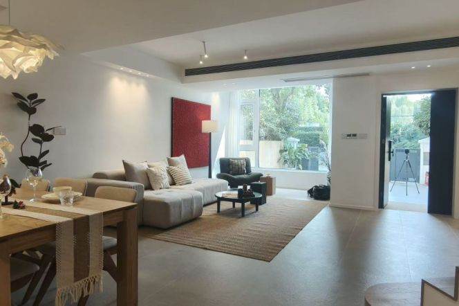 Spacious High-Ceiling 5BR Villa in Hongqiao CBD with Green View