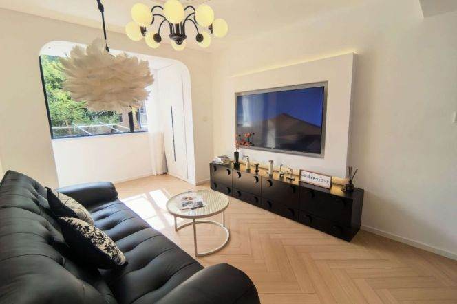 2BR Apartment in Gubei with Green View