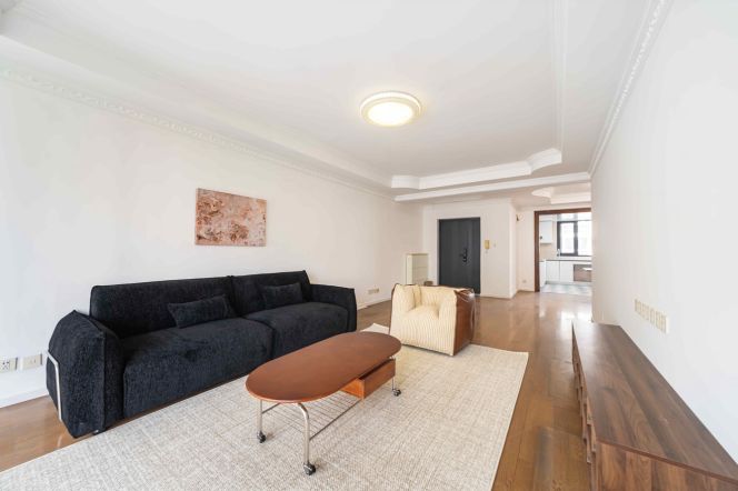 3BR Apartment near Jiashan Rd Metro with Floor-to-Ceiling Windows