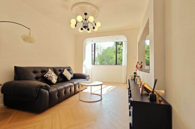 2BR Apartment in Gubei with Green View