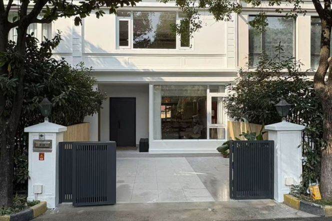 Spacious High-Ceiling 5BR Villa in Hongqiao CBD with Green View