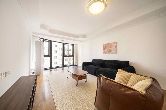 3BR Apartment near Jiashan Rd Metro with Floor-to-Ceiling Windows