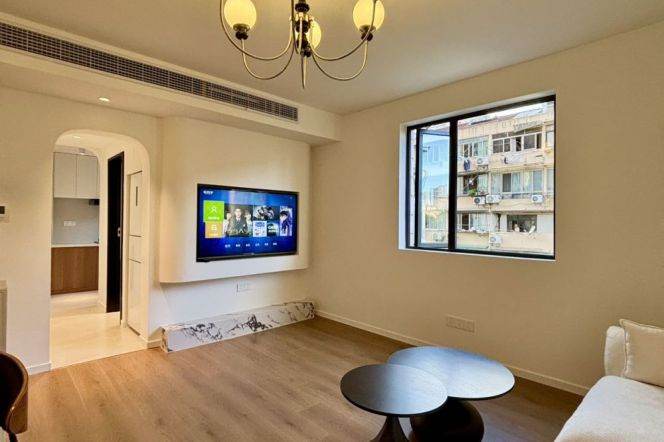 Spacious 1BR Apartment in Jing'an with Green View (L7)