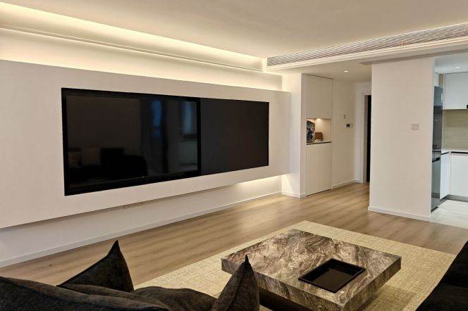 High-Floor 3BR Apartment near Caoyang Road Metro with Outstanding View