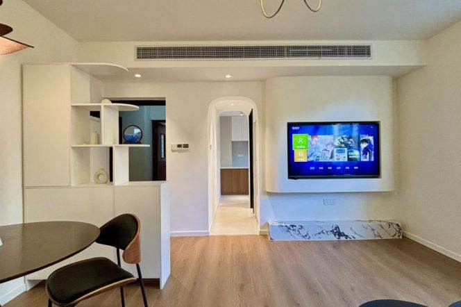 Spacious 1BR Apartment in Jing'an with Green View (L7)