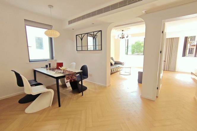 2BR Apartment in Gubei with Green View