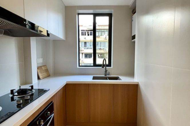 Spacious 1BR Apartment in Jing'an (L7)