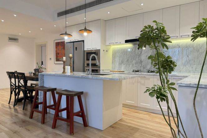 High-Floor 3BR Apartment near Nanjing Xi Lu (L2/L12/L13)