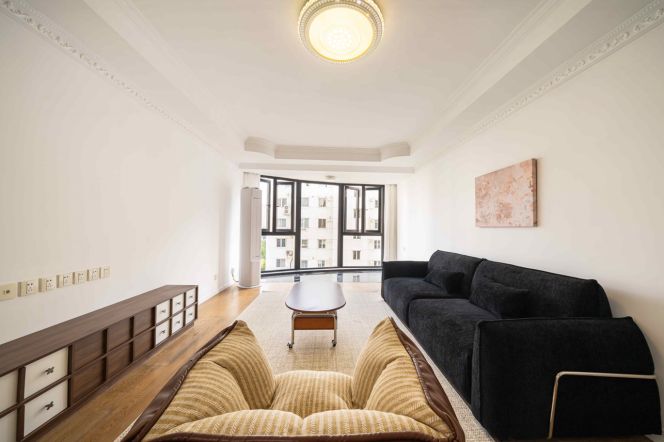 3BR Apartment near Jiashan Rd Metro with Floor-to-Ceiling Windows