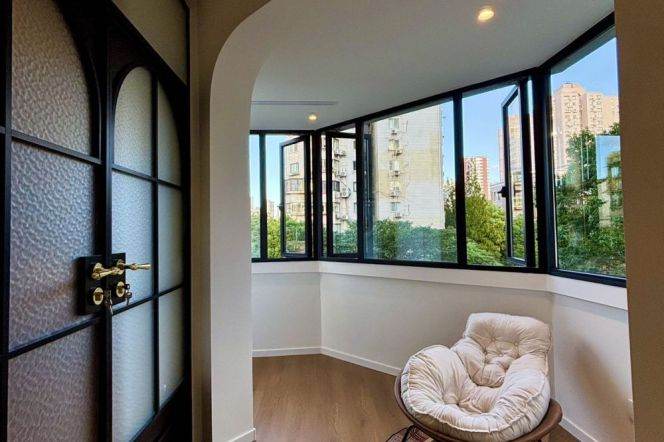 Spacious 1BR Apartment in Jing'an with Green View (L7)