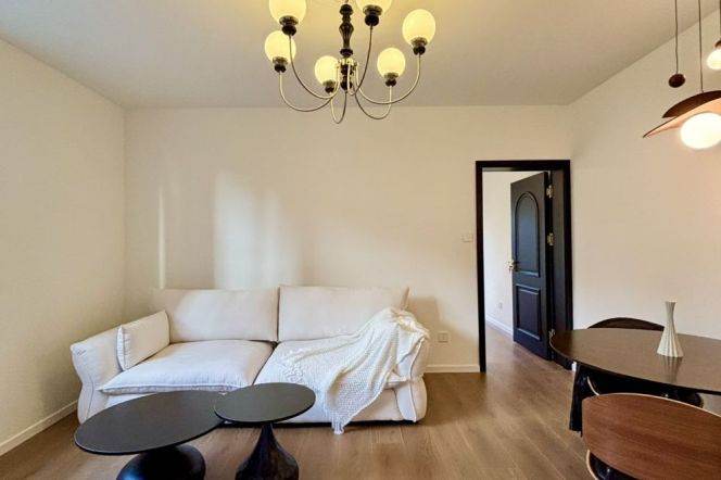 Spacious 1BR Apartment in Jing'an with Green View (L7)