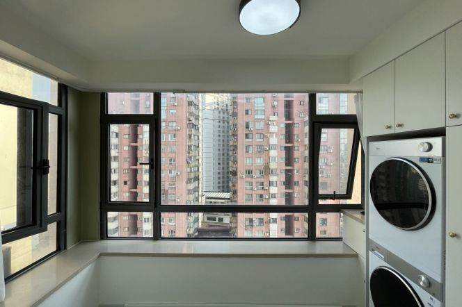 2BR Apartment at West Nanjing Road Greenland with Floor-to-Ceiling Windows (L2/L11)