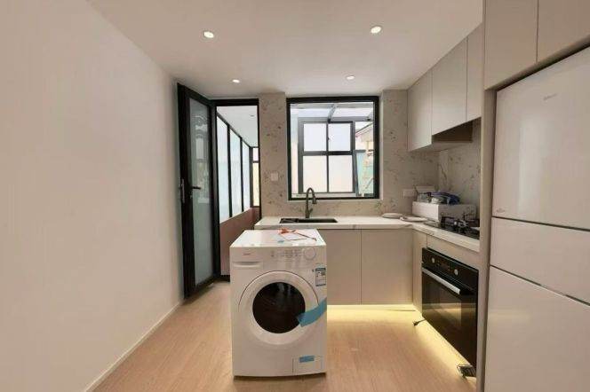 2BR Lane House in Jing'an with Terrace