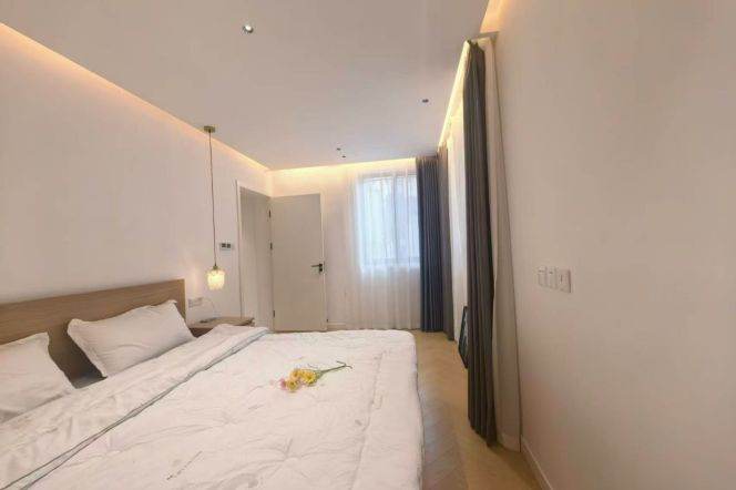 2BR Apartment near Nanjing Xi Lu with Terrace (L2/L12/L13)