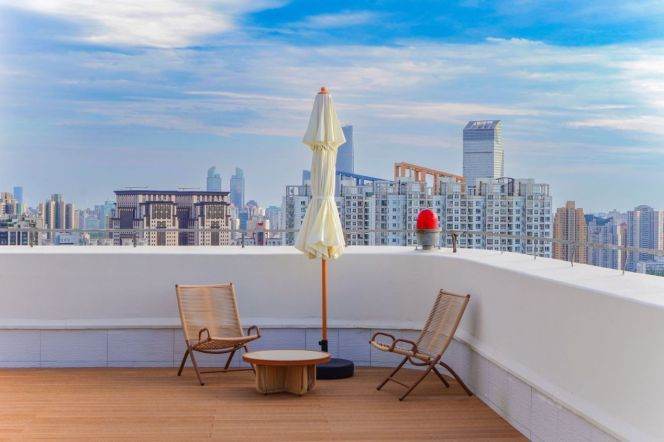 High-Floor Spacious High-Ceiling 4BR Apartment near Jiangsu Rd Metro with Floor-to-Ceiling Windows (L2/L11)