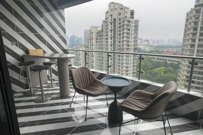 High-Floor 4BR Apartment near Nanjing Xi Lu (L2/L12/L13)